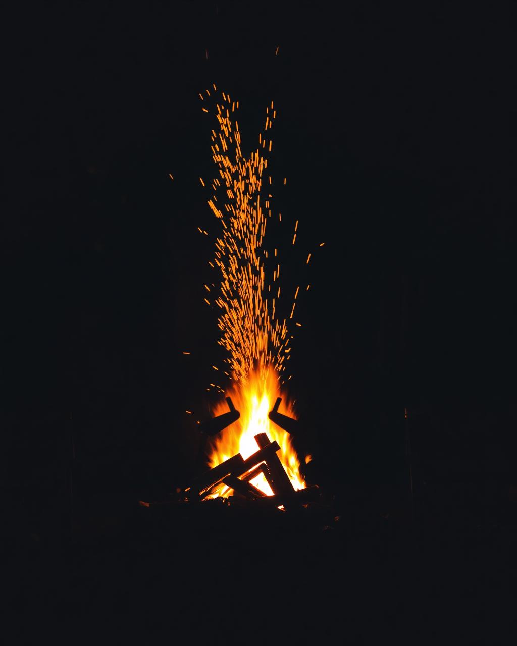 Lagerfeuer mit Funken